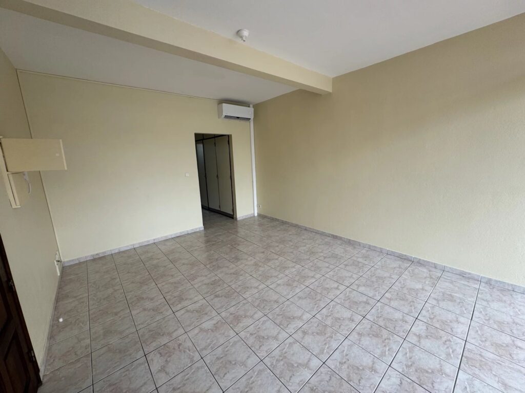 Charmant T2 climatisé avec double balcon – Avenue Voltaire